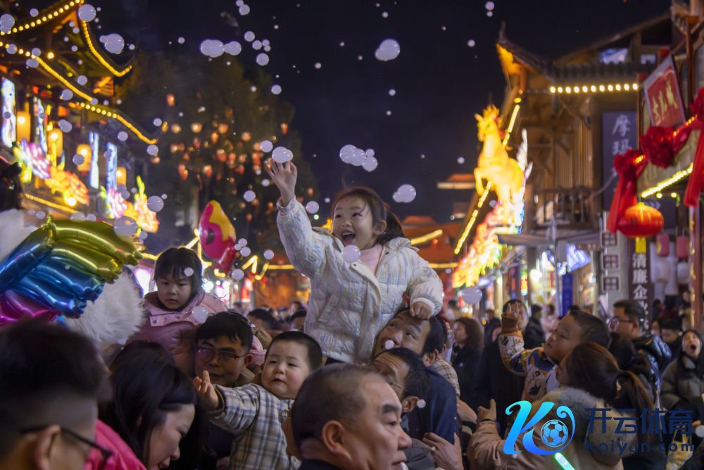 2026年2月13日,湖北省恩施儿子城走路街区东谈主流如织。新华社发(谭华 摄)